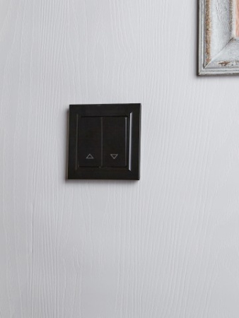 BRITE Выключатель жалюзи 10А ВС10-1-5-БрЧ черный IEK фото в интернет-магазине БелЭлектрикМонтаж