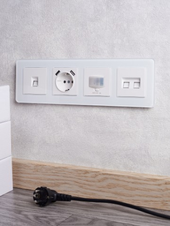 BRITE Розетка 1-местная с заземлением с защитными шторками 16А с USB A+A 5В 3,1А РЮш10-2-БрБ белый IEK