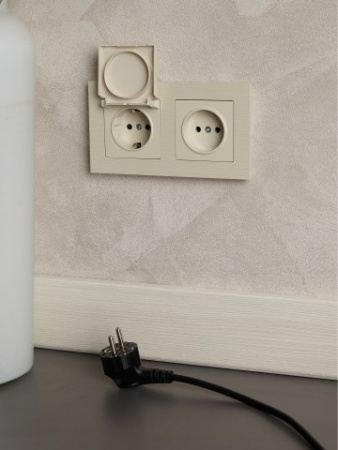 BRITE Розетка 1-местная без заземления без защитных шторок 10А РС10-1-0-БрКр бежевый IEK фото в интернет-магазине БелЭлектрикМонтаж