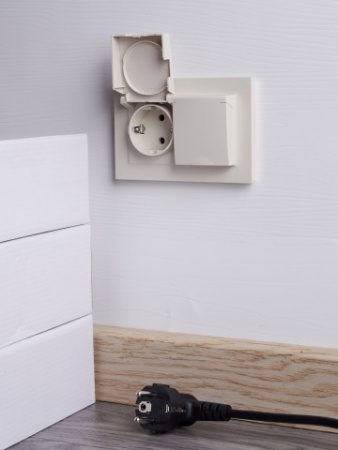 BRITE Розетка 2-местная с заземлением с защитными шторками и крышкой 16А в сборе IP44 РСбш12-3-44-БрКр бежевый IEK