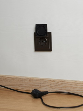 BRITE Розетка 1-местная с заземлением с защитными шторками и крышкой 16А IP20 РСбш10-3-БрТБ темная бронза IEK фото в интернет-магазине БелЭлектрикМонтаж