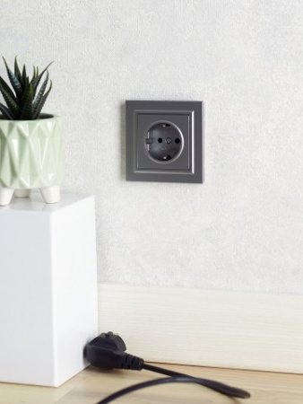 BRITE Розетка 1-местная с заземлением без защитных шторок 16А РС11-1-0-БрС сталь IEK фото в интернет-магазине БелЭлектрикМонтаж