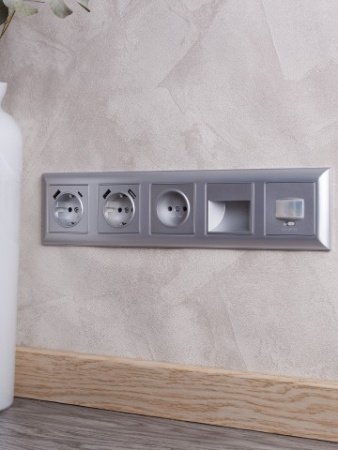 BRITE Рамка 5-местная РУ-5-Бр алюминий/алюминий IEK