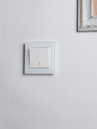 BRITE Выключатель 1-клавишный проходной с индикацией 10А ВС10-1-7-БрБ белый IEK