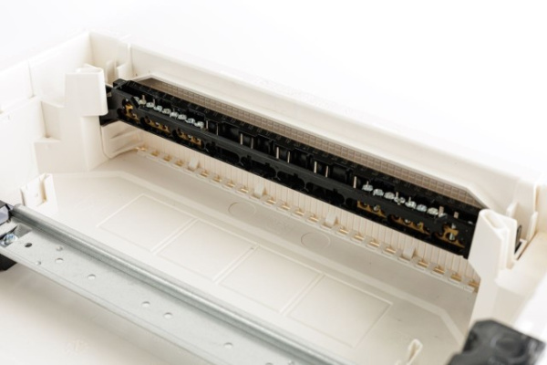 Купить Щит cкрытой установки 24 места, винтовые клеммы, (382х318х72), IP-40 // Hager - Golf (Белая дверь) в Минске