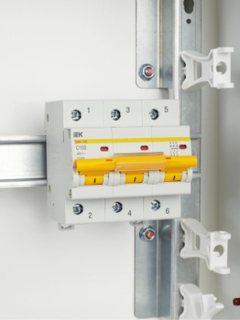 ВА47-100 3Р 100А 10кА х-ка С ИЭК автоматический выключатель